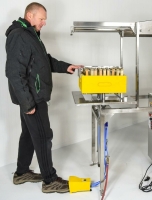 Deboxer honey frame lifter for fully automatic pneumatic uncapping machines